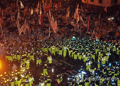 ▲ (부산=연합뉴스) 김선호 기자 = 2차 '희망의 버스' 참가자들이 9일 밤 한진중공업 영도조선소로 가려다 차로를 완전 봉쇄한 경찰과 몸싸움을 벌이며 3시간 넘게 대치하는 가운데 10일 경찰이 물대포를 쏘며 진압에 나서고 있다ⓒ