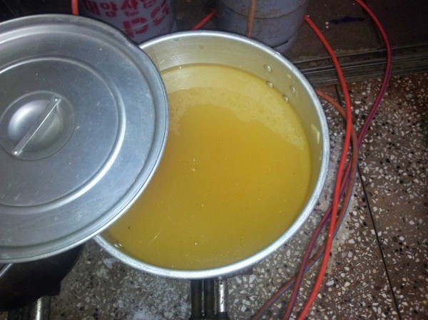 ▲ 거리에서 가스통까지 동원해 음식을 만든 난장판 현장. 경찰은 이들이 만든 어묵탕을 압수했다. 이들은 거리에서 가스통까지 가져다 놓고 음식을 만든 것을 제지하는 경찰에게 격렬하게 집회와 시위의 자유 탄압이라고 맞섰다. 이런 난장판 행위까지 집회와 시위의 자유로 허용해야 하는지 의문이다.ⓒ