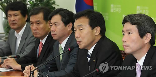 ▲ 민주당 손학규 대표가 8일 국회 대표실에서 열린 야권통합특위 1차회의에서 모두발언하고 있다.ⓒ 연합뉴스