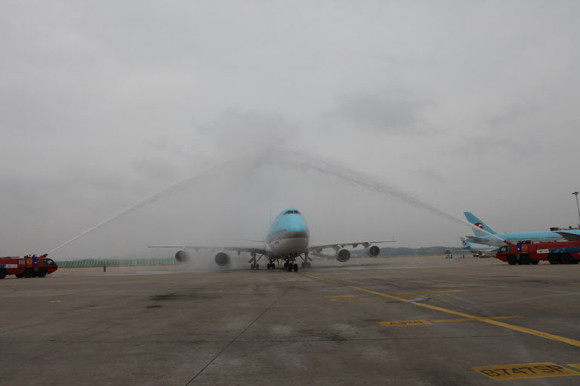 ▲ 대한항공 전세기가 2018 동계올림픽 유치에 성공한 ‘유치단’을 태우고 8일 오후 2시쯤 인천공항에 도착했다.  대한항공 전세기가 계류장에 도착하자 대기 중인 소방차량들은 일제히 전세기를 향해 물대포를 쏘아 유치 성공을 축하했다.  대한항공 관계자는 “물대포 세례는 항공사가 첫 취항할 때나 100만회처럼 특별한 횟수를 돌파했을때 등 크게 축하할 일이 있을때 하는 행사”라며 “1년에 보통 2~3번 정도 물대포 세례 행사가 있다”고 말했다.ⓒ대한항공제공