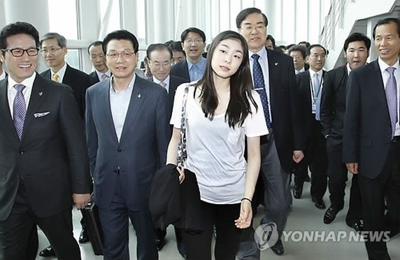 ▲ 2018동계올림픽 유치를 성공한 정병국 문광부 장관, 김진선 특임대사,김연아, 조양호 유치위원장 등 평창 유치위 관계자들이 8일 오후 영종도 인천공항을 통해 입국하고 있다.김연아의 표정에서 몸이 아픈게 역역하게 드러나고 있다.