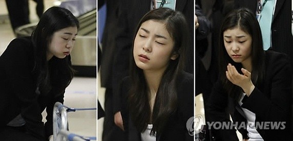 ▲ 2018년 평창 동계올림픽 유치에 성공한 유치위 대표단과 함께 8일 오후 대한항공 전세기편으로 인천공항에 도착한 김연아가 입국장에 앉아 괴로운 표정을 하고 있다.