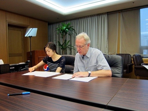 ▲ 테렌스 번스와 PT 연습을 하고 있는 김연아.