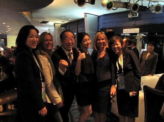 ▲ 나승연 평창동계올림픽유치위원회 대변인과 박용성 대한체육회장 등이 김연아와 기념 사진을 촬영하는 모습.