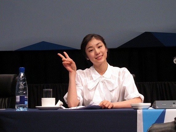 ▲ 프리젠테이션 리허설 도중 인증샷을 찍고 있는 김연아.