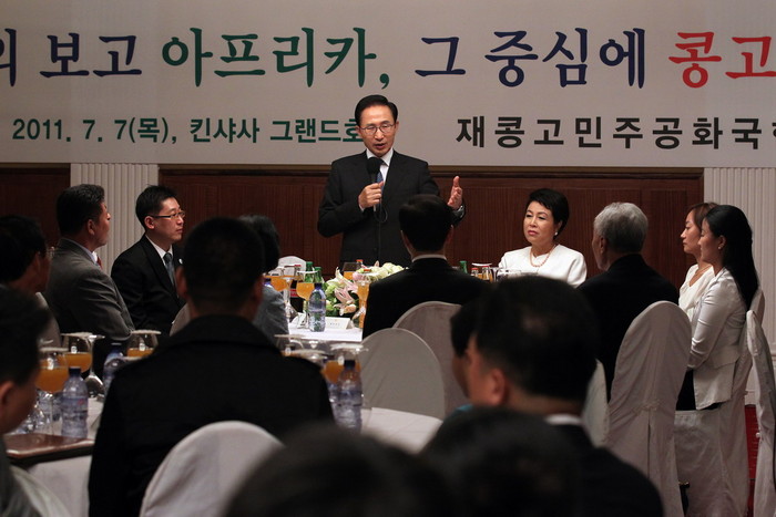 ▲ 콩고를 방문중인 이명박 대통령이 7일(현지시간) 킨샤사 그랜드호텔에서 가진 동포간담회에서 인사말을 하고 있다.ⓒ청와대