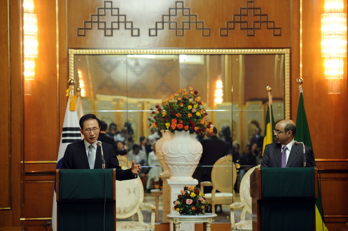 ▲ 이명박 대통령과 멜레스 제나위 에티오피아 총리가 8일(현지시간) 에티오피아 아디스아바바 대통령궁에서 열린 한-에티오피아 공동 기자회견에서 취재진의 질문에 답하고 있다. ⓒ청와대