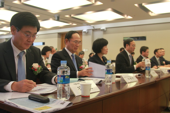 ▲ ‘국가 미래 연구개발의 올바른 방향에 대한 토론회’에 참석한 서울대 교수진. ⓒ 사진 제공 서울대학교 공과대학