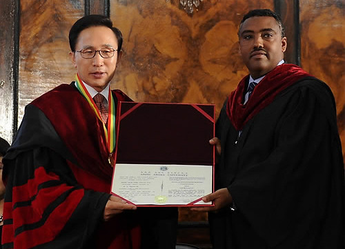 ▲ 에티오피아를 방문 중인 이명박 대통령이 9일(현지시간) 아디스아바바 대학에서 환경학 명예박사학위를 받고 있다.ⓒ연합뉴스