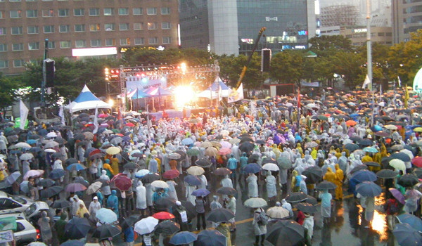 ▲ 9일 오후 7시 40분 경 부산역 광장의 모습. 경찰에 따르면 4,000명이 채 되지 않았다고 한다.