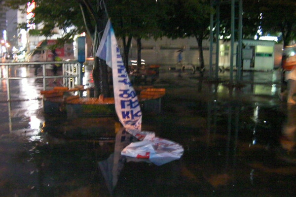 ▲ '배고파서 못살겠다, 한진중공업 살려내자'라고 적혔던 현수막은 '희망버스 일행'의 칼날에 이렇게 됐다.