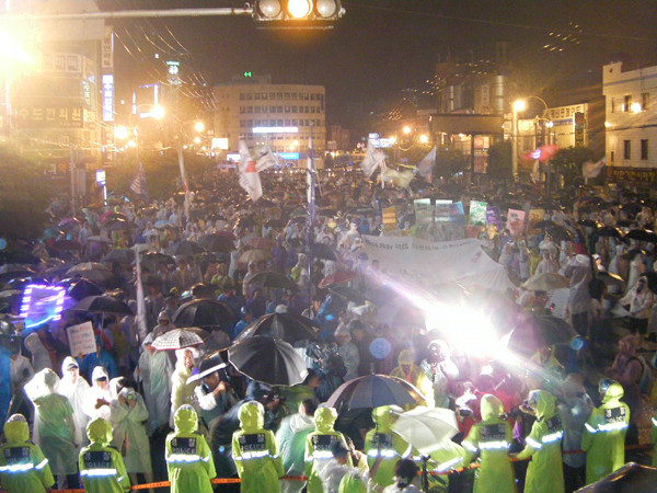 ▲ 정동영 의원과 이정희 의원이 부산경찰청장을 방문한 뒤 당초 불허예정이던 시가행진이 허용됐다. 그 결과 부산시내 교통이 2시간 넘게 마비됐다.