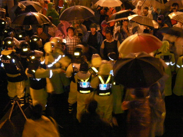▲ 여경들이 지키고 있던 '폴리스라인'을 무너뜨리려 시도하는 시위대. 이들은 여경들에게 욕설과 희롱을 하며 도발했다. 1시간 가량 흐른 후에는 경찰과 몸싸움을 벌이기 시작했다.