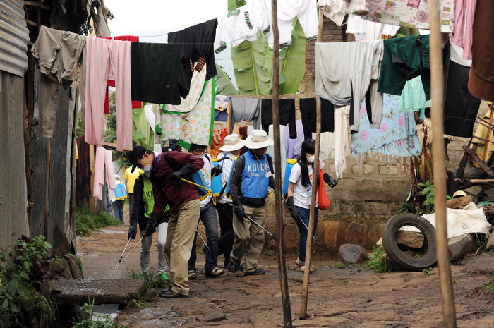 ▲ 에티오피아를 방문 중인 이명박 대통령이 9일(현지시간) 아디스아바바 케베나 지역을 방문해 자원봉사들과 함께 방역작업을 펼치고 있다.ⓒ청와대