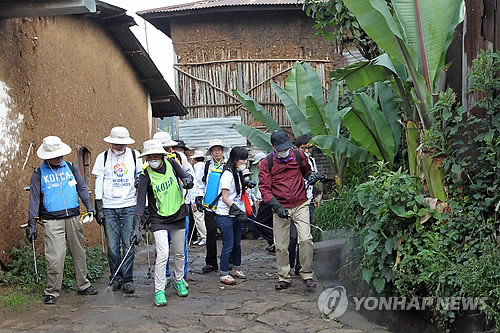 ▲ (아디스아바바=연합뉴스) 진성철 기자 = 에티오피아를 방문 중인 이명박 대통령이 9일(현지시간) 아디스아바바 케베나 지역을 방문해 자원봉사들과 함께 방역작업을 펼치고 있다