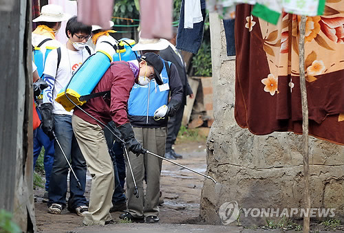 ▲ (아디스아바바=연합뉴스) 진성철 기자 = 에티오피아를 방문 중인 이명박 대통령이 9일(현지시간) 아디스아바바 케베나 지역을 방문해 자원봉사들과 함께 방역작업을 펼치고 있다.ⓒ