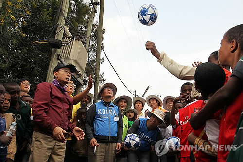 ▲ 꿈을 위해-(아디스아바바=연합뉴스) 진성철 기자 = 에티오피아를 방문 중인 이명박 대통령이 9일(현지시간) 아디스아바바 케베나 지역에서 어린이들에게 축구공을 선물하고 있다.