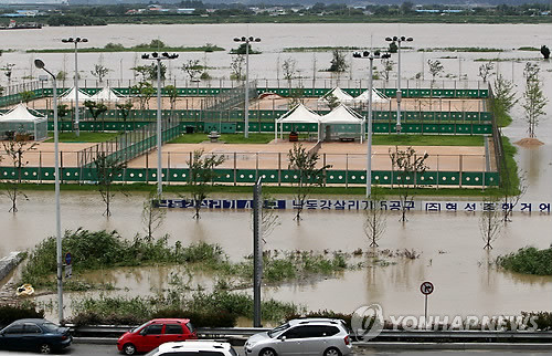 ▲ 부산 북구 화명동 낙동강살리기 사업 4-5공구 화명강변공원이 불어난 물에 잠겨있다. ⓒ연합뉴스