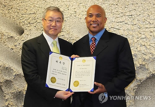 ▲ 사진=하인스 워드는 지난 21일(현지시각) 뉴욕 한국총영사관에서 김성환 외교통상부 장관으로부터 한미관계 홍보대사 위촉장을 받았다.