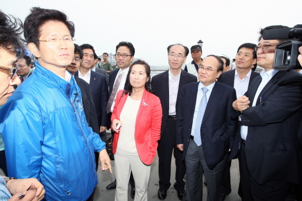 ▲ 김문수 지사가 지난 주말 압록강을 사이에 두고 북한 신의주를 바라보고 있다.ⓒ경기도