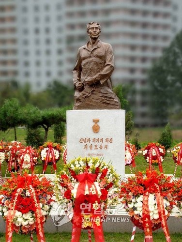 ▲ (평양 조선중앙통신=연합뉴스) 북한 평양 통일거리에 건립된 이인모의 반신동상.ⓒ