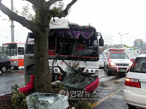 ▲ 지난해 제주시에서 일어난 통학버스 교통사고 현장. 당시 운전자는 혈중 알코올 농도 0.1%의 만취상태였던 것으로 드러났다.ⓒ연합뉴스