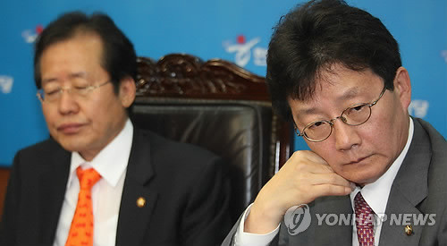▲ 한나라당 홍준표 대표와 유승민 최고위원이 11일 여의도 당사에서 열린 최고위원회의에서 굳은 표정을 짓고 있다. ⓒ연합뉴스