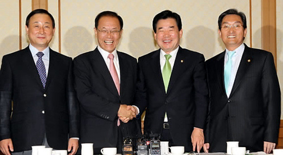 ▲ 한나라당 황우여 원내대표와 민주당 김진표 원내대표가 8일 오전 국회 귀빈식당에서 열린 원내대표회담에서 환하게 웃으며 인사를 나누고 있다. 왼쪽부터 한나라당 이명규 원내 수석부대표, 황우여 원내대표, 민주당 김진표 원내대표, 노영민 원내수석부대표.ⓒ연합뉴스