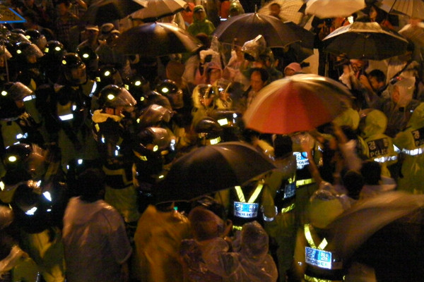 ▲ 지난 9일 밤 '2차 희망버스' 시위대가 경찰 폴리스라인을 무너뜨리기 위해 몸싸움을 걸고 있는 모습.