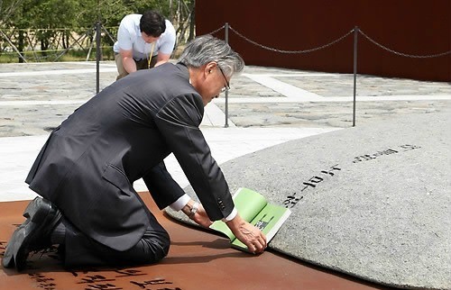 ▲ 문재인 노무현 재단 이사장이 지난달 경남 봉화의 고 노무현 전 대통령의 묘소에 자신의 자서전 '운명'을 바치고 있다. ⓒ 연합뉴스