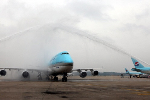 ▲ 2018 동계올림픽 유치에 성공한 ‘평창 동계올림픽 유치단’을 실은 대한항공 전세기가 8일 오후 2시 인천공항에 도착하자 계류장에서 대기 중인 소방차량으로부터 유치 성공 축하 물대포 세례를 받고 있다.ⓒ