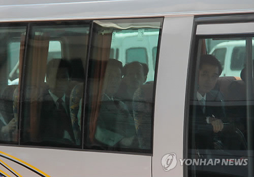▲ 우호협력조약 50주년 北대표단-(베이징=연합뉴스) 차대운 특파원 = 북중 우호협력원조조약 50주년 기념행사에 참석하기 위해 베이징서우두공항에 도착한 북한 대표단원들이 버스에 오른 뒤 창밖의 취재진을 바라보고 있다ⓒ