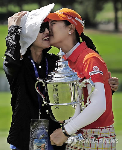 ▲ 우승컴을 안고 엄마 조광자씨 뺨에 입맞추는 유소녕.ⓒ