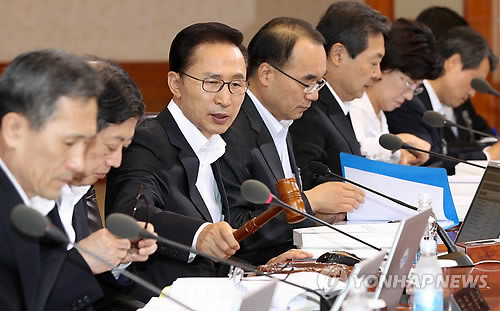 ▲ 이명박 대통령이 12일 오전 청와대에서 제30회 국무회의를 주재하고 있다.ⓒ연합뉴스