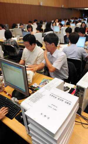 ▲ 서울시 세금급식 반대를 주장하며 제출한 서명부의 유무효 여부를 서울시 직원들이 컴퓨터로 확인하고 있다. ⓒ 뉴데일리