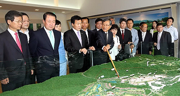 ▲ 민주당 손학규 대표를 비롯한 최고위원들은 11일 강원 평창 알펜시아 컨벤션센터에서 2018 평창동계올림픽 지원을 위한 최고위원회의를 개최한 뒤 인근의 강원도개발공사를 방문, 관계자로부터 알펜시아에 대한 현황을 보고 받고 있다. ⓒ 연합뉴스