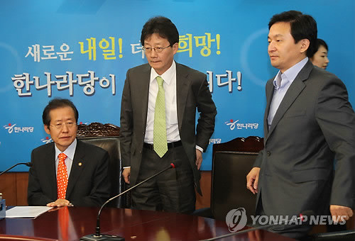 ▲ 12일 오전 여의도 한나라당사에서 열린 한나라당 최고위원회의에서 홍준표 대표와 유승민, 원희룡 최고위원이 굳은 표정으로 자리에 앉고 있다. ⓒ연합뉴스