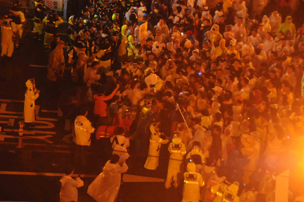 ▲ 9일 2차 희망버스가 부산 영도 봉래동 로타리를 점거했을 당시 모습. 비옷을 입은 경찰은 모두 비무장의 여경들이다. 하지만 시위대는 인정사정없이 이들을 밀어제끼려 했다.