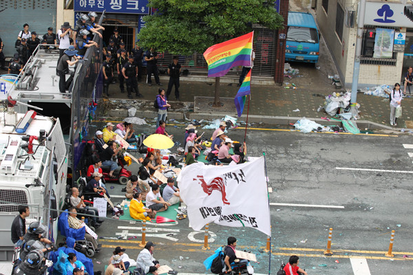 ▲ 2차 희망버스를 조직한 이들은 이처럼 장애인들까지 끌어들여 시위를 했다.