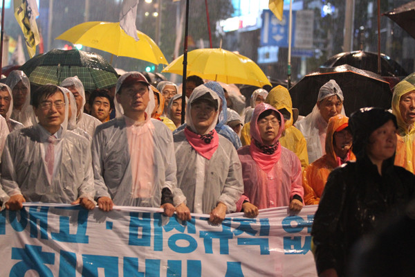 ▲ 2차 희망버스에 참가한 정동영 의원, 이정희 민노당 대표 등의 모습. 정동영 의원은 '공권력이 막으면 제2의 부마항쟁이 날 것'이라고 으름장을 놓아 부산 시민들의 비난을 사기도 했다.