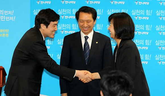 ▲ 12일 오후 여의도 한나라당사에서 한나라당 안형환, 배은희 대변인이 마지막 브리핑을 마치고 김기현 신임 대변인(가운데)과 인사를 나누고 있다. ⓒ 연합뉴스