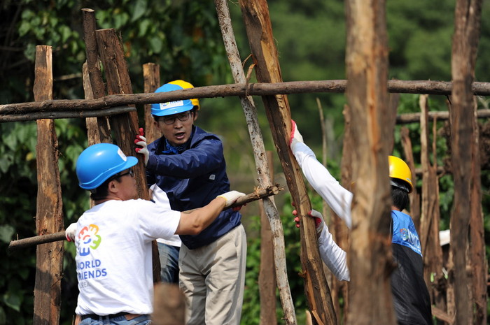 ▲ 지난 주 에티오피아의 국빈방문 중 한 농촌을 찾아 봉사활동을 펼치고 있는 이명박 대통령.ⓒ청와대