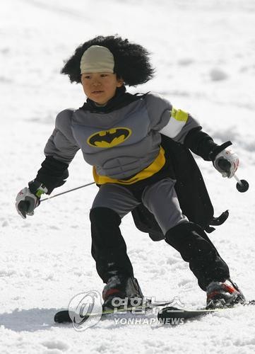 ▲ 사진=지난해 강원도 정선에서 열린 '제2회 하이원 한마음 엽기 스키/보드 대회'에서 엽기 복장의 '대머리 베트맨'이 슬로프를 내려오고 있다.