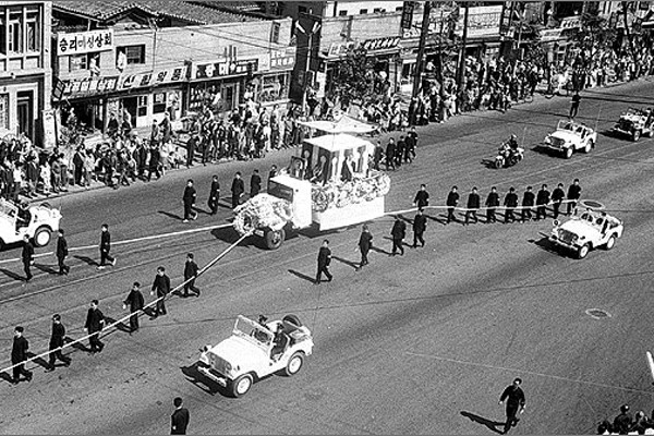 ▲ 정부는 1963년 10월 4일 이 준 열사의 유해를 국내로 모셔 국민장을 지냈다. 당시 모습.