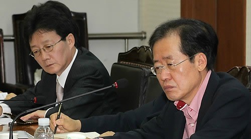 ▲ 13일 오전 여의도 한나라당사에서 열린 최고중진연석회의에서 홍준표 대표와 유승민 최고위원이 뚱한 표정을 짓고 있다. ⓒ연합뉴스