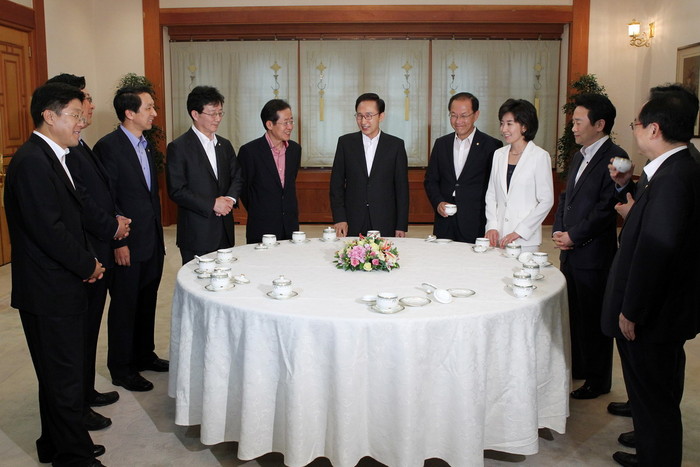 ▲ 이명박 대통령이 13일 청와대에서 홍준표 한나라당 대표를 비롯한 신임 지도부와 오찬을 갖기에 앞서 환담을 나누고 있다.ⓒ청와대