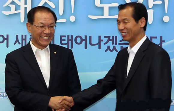 ▲ 최문순 강원도지사가 13일 국회에서 한나라당 황우여 원내대표를 예방하며 악수를 하고 있다. ⓒ 연합뉴스