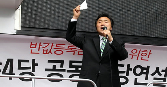 ▲ 민주당 손학규 대표가 6일 촛불집회에 참석한 것에 이어 10일 오후 청계광장에서 반값등록금실현 촛불집회에 앞서 연설을 하고 있다. ⓒ 연합뉴스