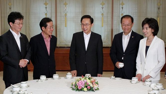 ▲ 이명박 대통령이 13일 청와대에서 홍준표 대표 등 한나라당 신임 지도부와 만나 환담을 나누고 있다.ⓒ청와대