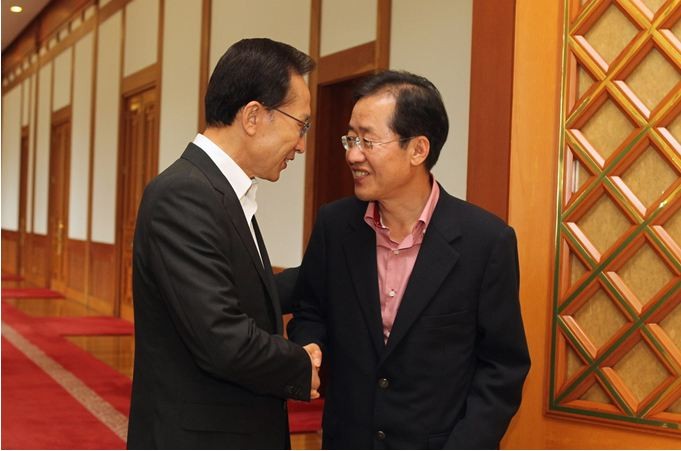 ▲ 이명박 대통령이 13일 청와대에서 가진 한나라당 신임 지도부와의 오찬에 앞서 홍준표 대표와 반갑게 악수하고 있다. ⓒ청와대